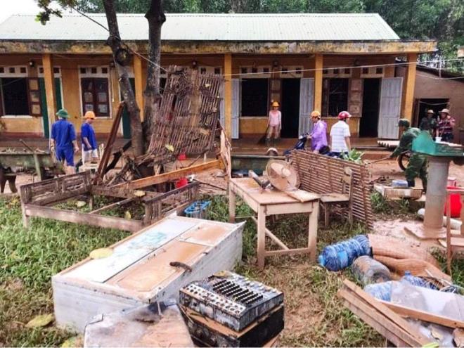 Xót xa cảnh lớp ngập bùn, bàn ghế ngổn ngang ở rốn lũ Quảng Trị-2