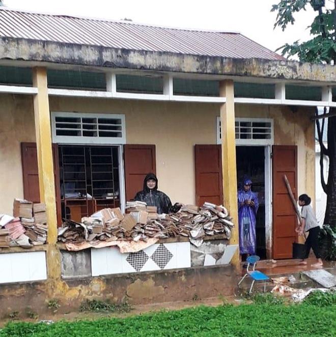 Xót xa cảnh lớp ngập bùn, bàn ghế ngổn ngang ở rốn lũ Quảng Trị-5