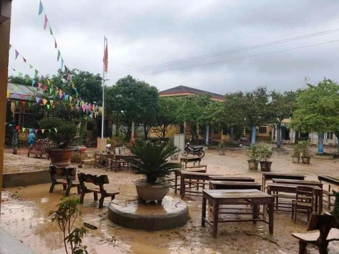 Xót xa cảnh lớp ngập bùn, bàn ghế ngổn ngang ở rốn lũ Quảng Trị-6