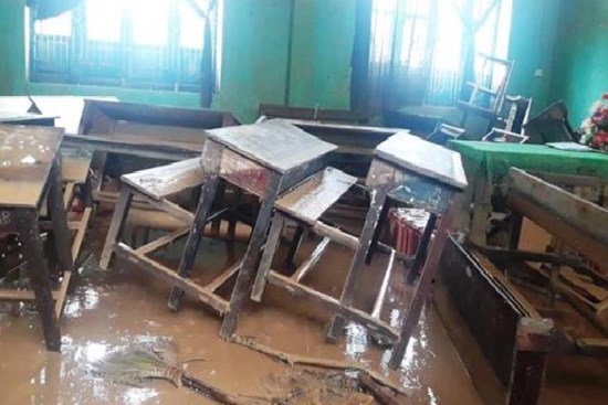 Xót xa cảnh lớp ngập bùn, bàn ghế ngổn ngang ở rốn lũ Quảng Trị