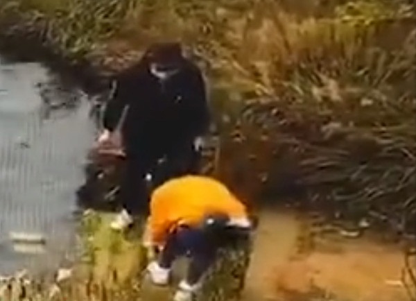 Bất ngờ ngã xuống hồ khi đang cột dây giày, người phụ nữ níu theo bạn thân khiến cả 2 chết thảm, chân tướng đằng sau khiến ai cũng hoảng sợ-1