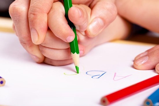 Con trai học lớp 1 lỡ làm gãy bút giá 5 triệu của bạn, phụ huynh bị đòi bồi thường nhưng cách xử lý khiến giáo viên cứng họng