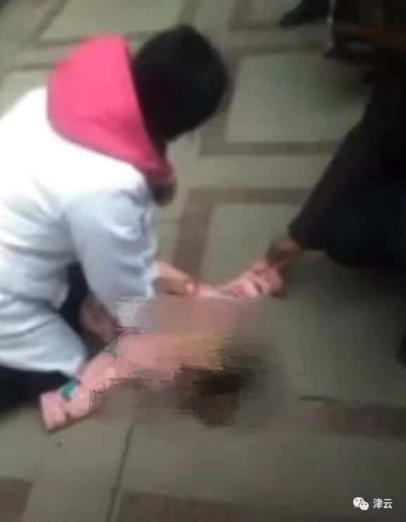 Phẫn nộ tột cùng: Bố mẹ cãi nhau, mẹ ném con trai 2 tuổi từ tầng 14 xuống đất, sau 30 phút vẫn không ai xuống tìm con vì còn mải cãi nhau tiếp-1