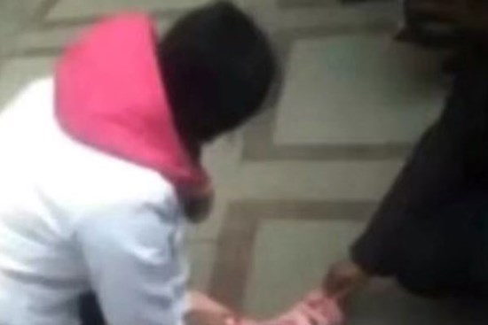 Phẫn nộ tột cùng: Bố mẹ cãi nhau, mẹ ném con trai 2 tuổi từ tầng 14 xuống đất, sau 30 phút vẫn không ai xuống tìm con vì còn mải cãi nhau tiếp