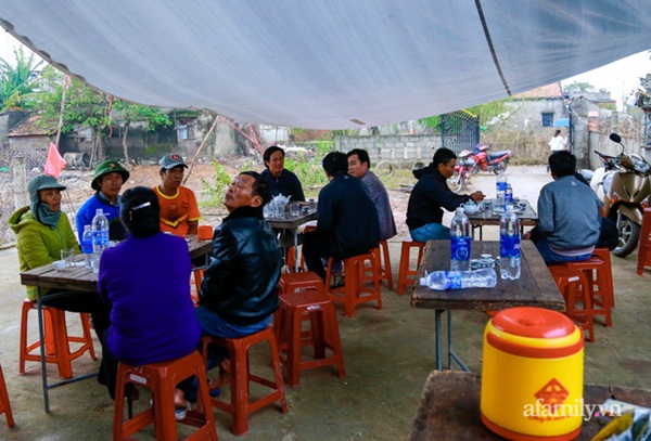 Xót xa đôi vợ chồng cùng lúc mất 2 đứa con thơ khi chạy lũ, 2 chiếc quan tài chênh vênh giữa biển nước không chỗ chôn: Ông trời sao quá nhẫn tâm!-1