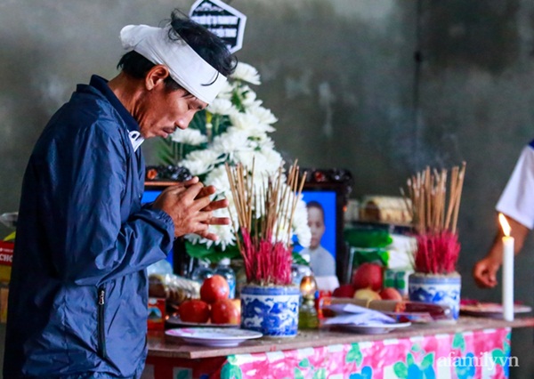 Xót xa đôi vợ chồng cùng lúc mất 2 đứa con thơ khi chạy lũ, 2 chiếc quan tài chênh vênh giữa biển nước không chỗ chôn: Ông trời sao quá nhẫn tâm!-3