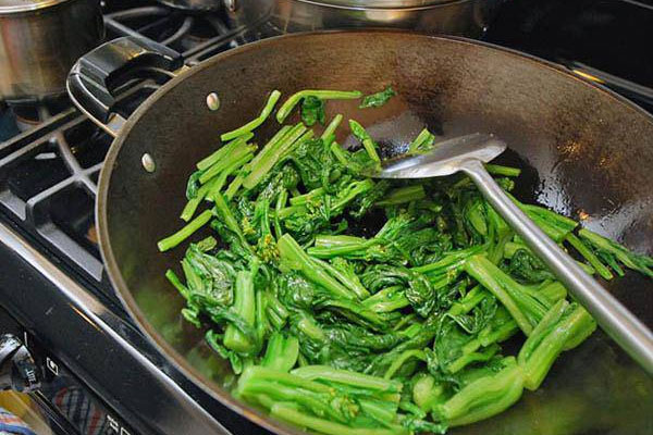 Dù xào rau gì, cho trực tiếp vào chảo là sai, thêm 2 bước nữa rau luôn xanh giòn-1