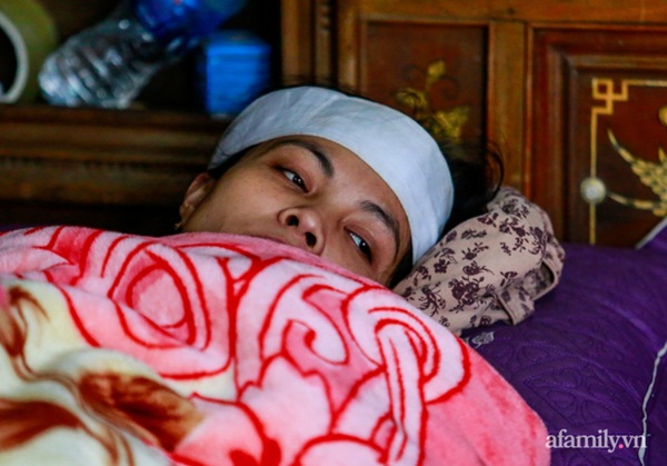 Xót xa đôi vợ chồng cùng lúc mất 2 đứa con thơ khi chạy lũ, 2 chiếc quan tài chênh vênh giữa biển nước không chỗ chôn: Ông trời sao quá nhẫn tâm!-5