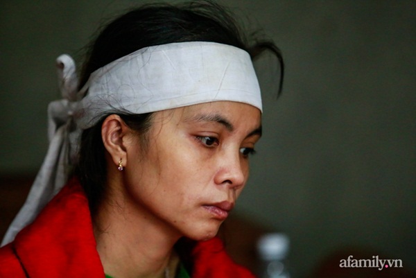 Xót xa đôi vợ chồng cùng lúc mất 2 đứa con thơ khi chạy lũ, 2 chiếc quan tài chênh vênh giữa biển nước không chỗ chôn: Ông trời sao quá nhẫn tâm!-6