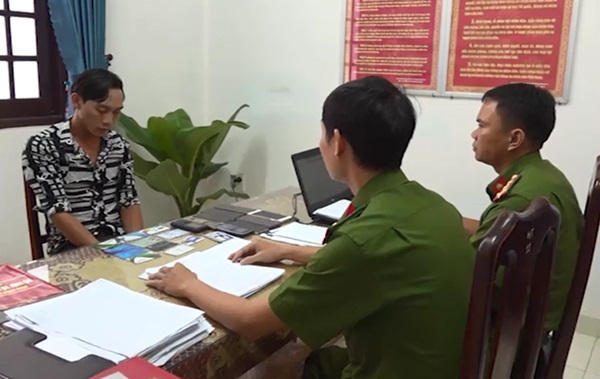 CLIP: Lời khai bất ngờ của kẻ chiếm đoạt tiền hỗ trợ vợ nạn nhân Rào Trăng 3-2