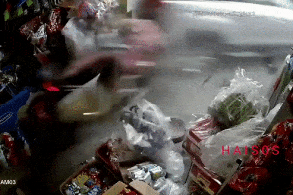 Vụ ô tô lao vào nhà dân làm 3 người chết: Phút hãi hùng qua lời kể bà chủ tiệm thuốc thoát nạn-5