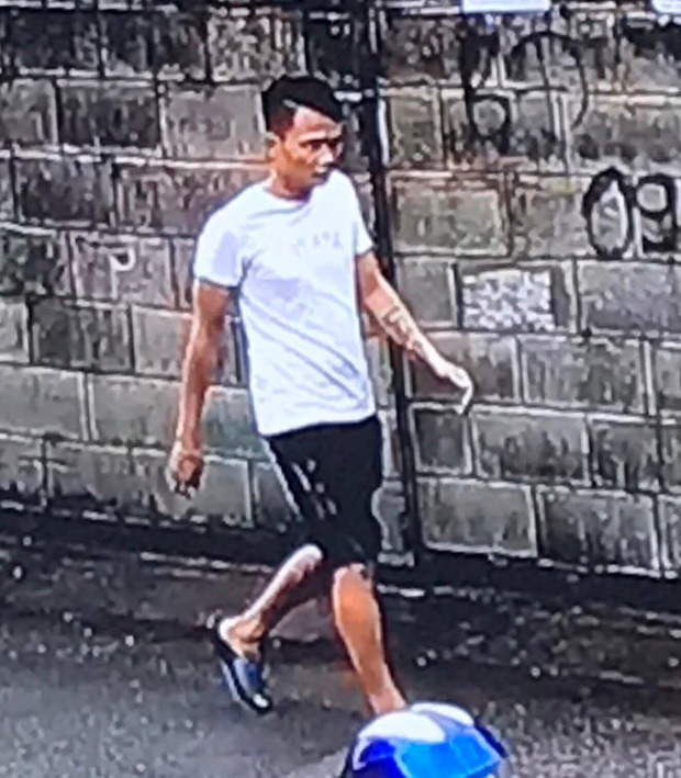 Kẻ dùng dao dí vào cổ cô gái bắt chuyển tiền qua tài khoản ở Sài Gòn bị bắt khi đang ngồi bấm điện thoại trước cửa nhà ở Thanh Hoá-1