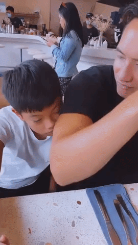 Không chỉ ôm ấp, Kim Lý còn có 1 loạt hành động như này với Subeo, dạy dỗ quá chu đáo thì bảo sao Hà Hồ chẳng khen hết lời-1