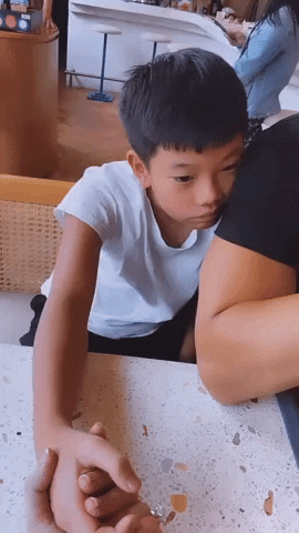 Không chỉ ôm ấp, Kim Lý còn có 1 loạt hành động như này với Subeo, dạy dỗ quá chu đáo thì bảo sao Hà Hồ chẳng khen hết lời-2