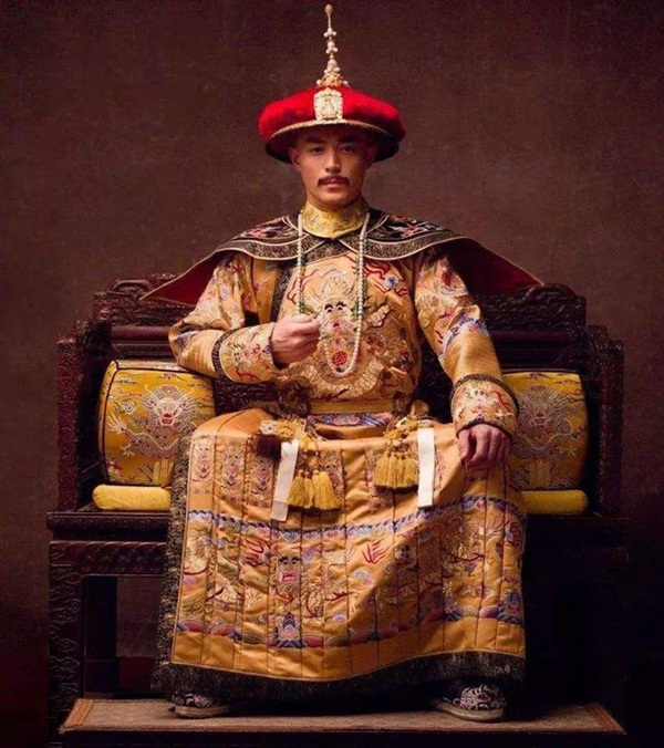 Bí ẩn phía sau tấm áo long bào của các vị Hoàng đế Trung Hoa xưa: Biểu tượng quyền lực không bao giờ được giặt giũ-1