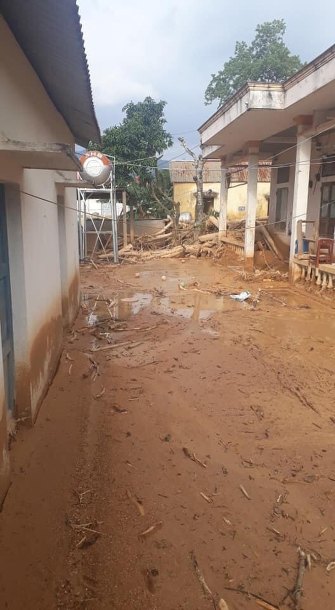 Trường học ở Quảng Trị sau khi sạt núi ập đến: Bùn đất bám dày 1 mét, thầy cô phải băng rừng đến lớp-3