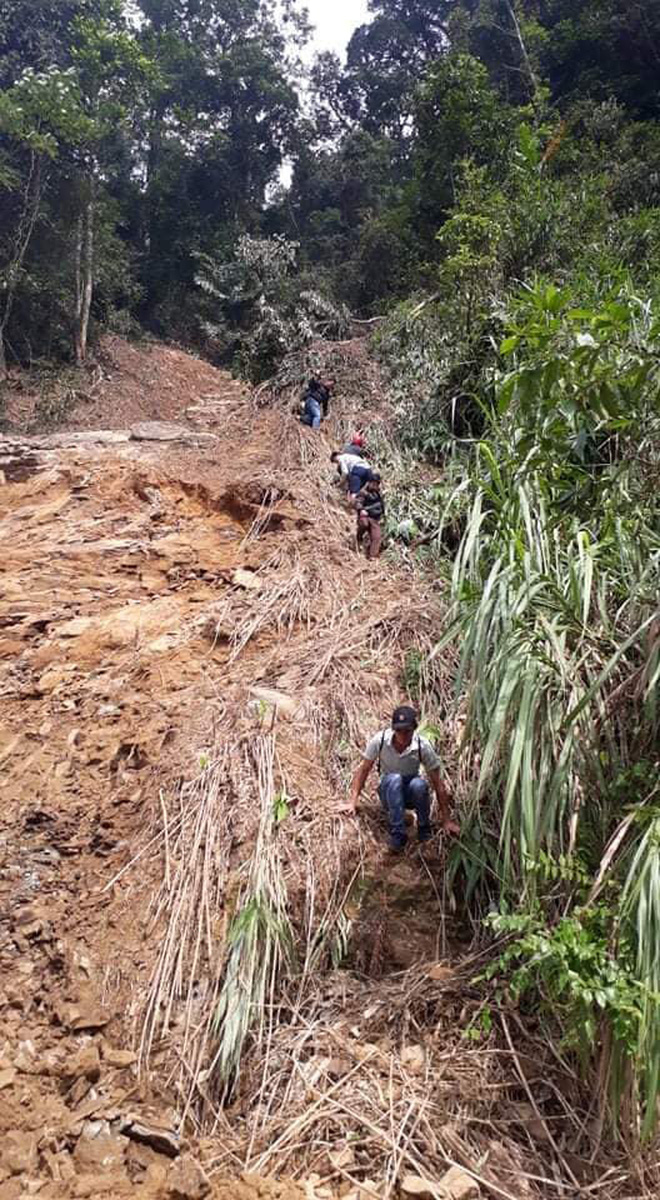 Trường học ở Quảng Trị sau khi sạt núi ập đến: Bùn đất bám dày 1 mét, thầy cô phải băng rừng đến lớp-7