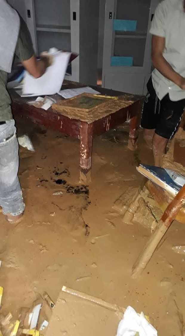 Trường học ở Quảng Trị sau khi sạt núi ập đến: Bùn đất bám dày 1 mét, thầy cô phải băng rừng đến lớp-5