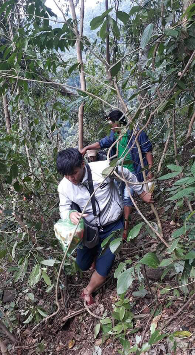 Trường học ở Quảng Trị sau khi sạt núi ập đến: Bùn đất bám dày 1 mét, thầy cô phải băng rừng đến lớp-6
