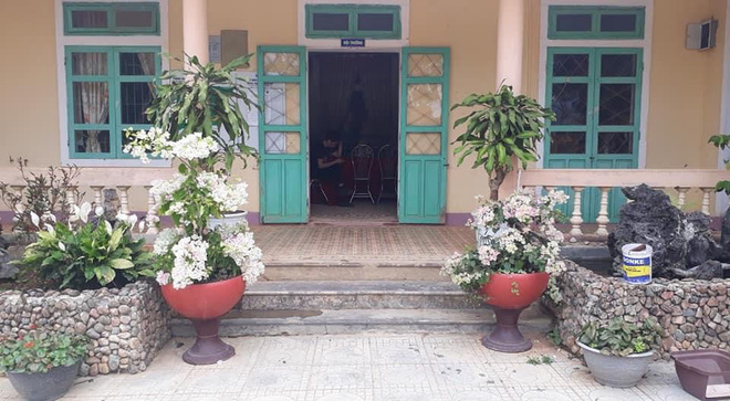 Trường học ở Quảng Trị sau khi sạt núi ập đến: Bùn đất bám dày 1 mét, thầy cô phải băng rừng đến lớp-10