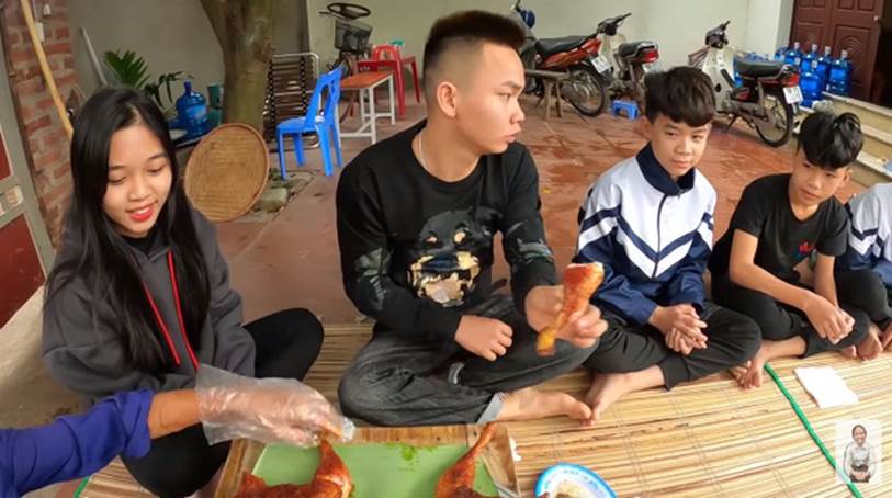 Nghi vấn Bà Tân Vlog tiếp tục cài cắm đàn cháu vào mâm để khen đồ ăn ngon, ai ngờ phút cuối bà lại được minh oan nhờ hình ảnh bất ngờ-3