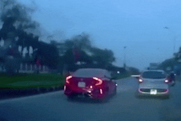 Khách nữ giật tóc, xô xát ngay tại băng chuyền sân bay Tân Sơn Nhất bị cấm bay-2