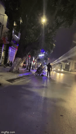 Clip: Nam thanh niên cãi nhau với bạn gái giữa đường, liên tục đấm đá vào chiếc xe máy gây xôn xao cộng đồng mạng-1