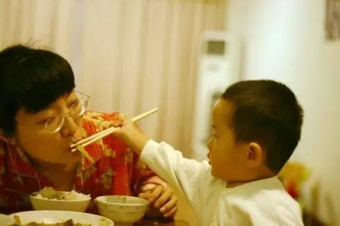 Hôn, nhai thức ăn cho trẻ: Không phải yêu thương, mà là gây tai họa khiến trẻ phải nhập viện-4