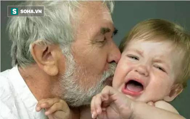 Hôn, nhai thức ăn cho trẻ: Không phải yêu thương, mà là gây tai họa khiến trẻ phải nhập viện-5