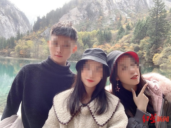 Nhóm bạn 3 người tự lái xe đi du lịch bất ngờ bị rơi xuống sông, hình ảnh ghi lại cảnh tượng này khiến ai cũng hoảng sợ-1