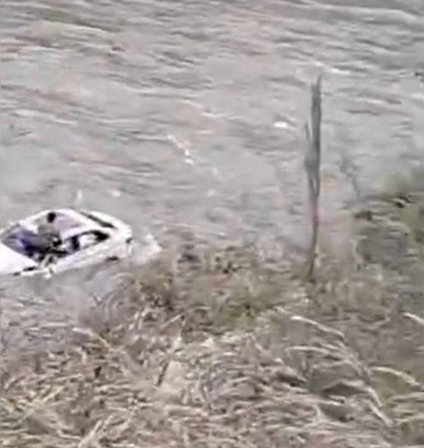 Nhóm bạn 3 người tự lái xe đi du lịch bất ngờ bị rơi xuống sông, hình ảnh ghi lại cảnh tượng này khiến ai cũng hoảng sợ-3