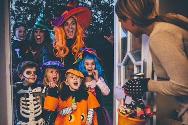 Chưa đến Halloween mà cô gái đã có một phen đứng tim với quả cà chua mặt quỷ khi đang mải mê vào bếp nấu ăn-6