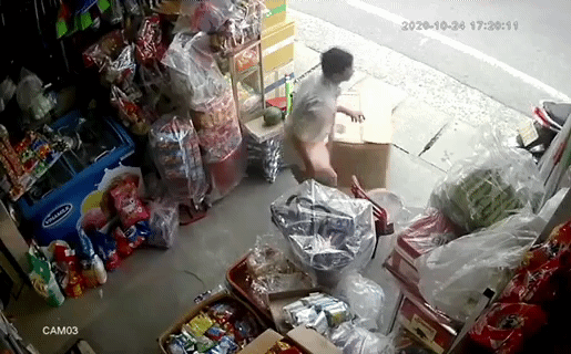 Vụ ô tô lao vào nhà dân làm 3 người chết: Phút hãi hùng qua lời kể bà chủ tiệm thuốc thoát nạn-1