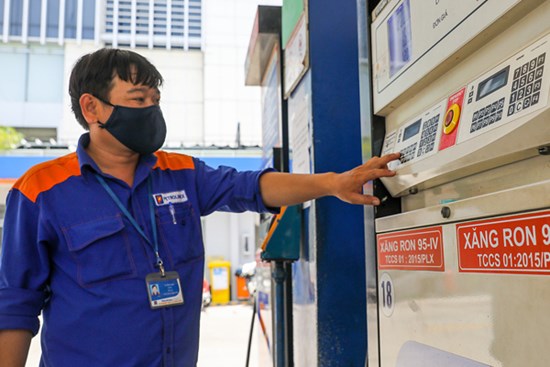 Giá xăng dầu ngày mai: Chờ quyết định giảm giá