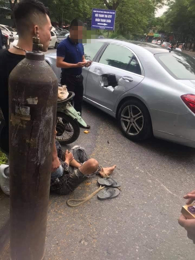 Xe chở bình oxi đâm thủng Mercedes trên phố Hà Nội, hình ảnh hiện trường khiến tất cả kinh hãi-2