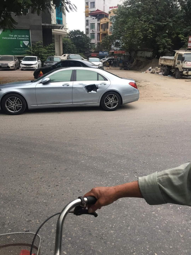Xe chở bình oxi đâm thủng Mercedes trên phố Hà Nội, hình ảnh hiện trường khiến tất cả kinh hãi-3