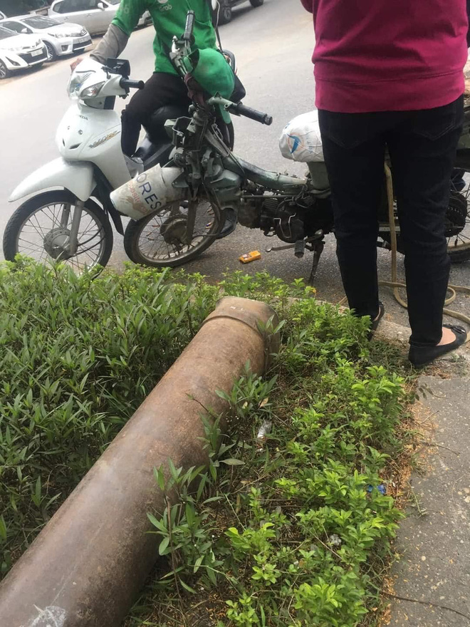 Xe chở bình oxi đâm thủng Mercedes trên phố Hà Nội, hình ảnh hiện trường khiến tất cả kinh hãi-4