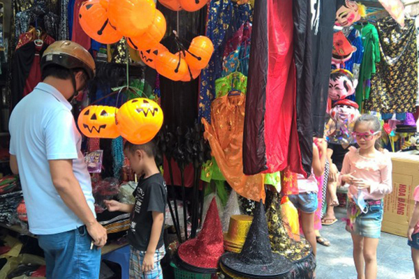 Rợn người những chiếc bánh ‘ma quái’ xuất hiện trên phố Hà Nội-5