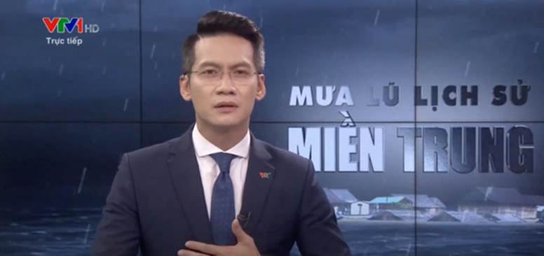 Nam MC VTV nghẹn ngào không thốt nên lời ngay trên sóng khi dẫn chương trình Thời sự trực tiếp về mưa lũ miền Trung-1