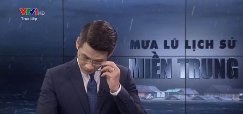 Nam MC VTV nghẹn ngào không thốt nên lời ngay trên sóng khi dẫn chương trình Thời sự trực tiếp về mưa lũ miền Trung-5