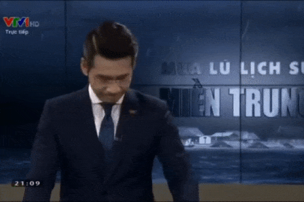 Nam MC VTV nghẹn ngào không thốt nên lời ngay trên sóng khi dẫn chương trình Thời sự trực tiếp về mưa lũ miền Trung