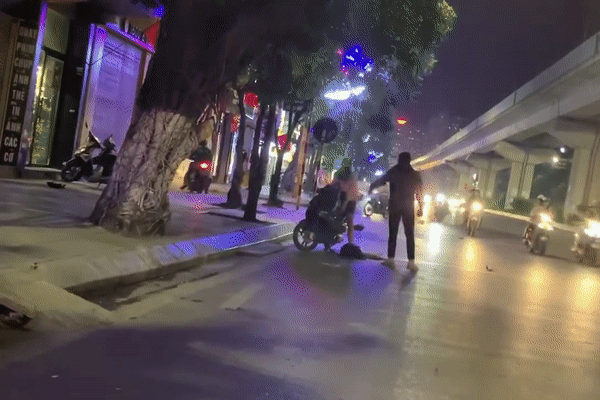 Clip: Nam thanh niên cãi nhau với bạn gái giữa đường, liên tục đấm đá vào chiếc xe máy gây xôn xao cộng đồng mạng