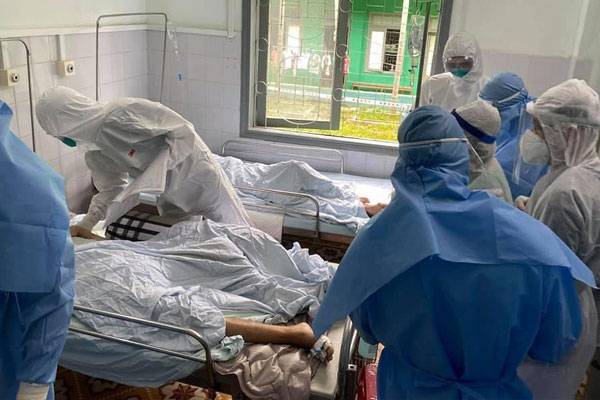 WHO lo khả năng chịu đựng của hệ thống y tế trước COVID-19, Việt Nam tăng người cách ly-1