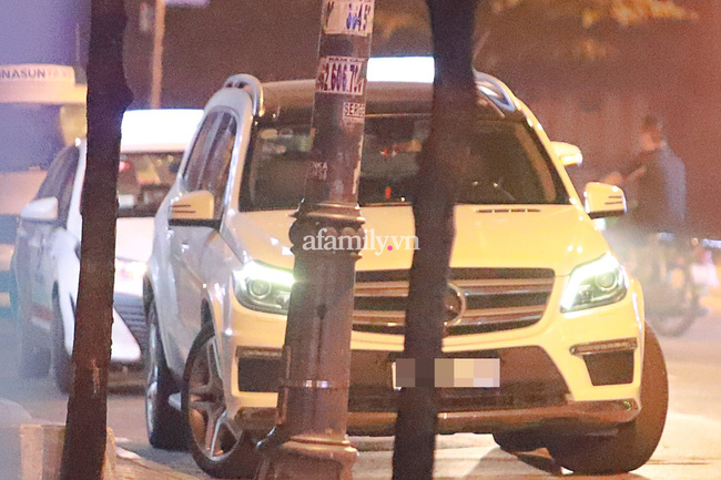 Tình trẻ tin đồn đón đưa Lệ Quyên, ngồi cạnh nhau không rời đối nghịch với hình ảnh như người dưng” của vợ chồng nữ ca sĩ khi dự chung sự kiện-1