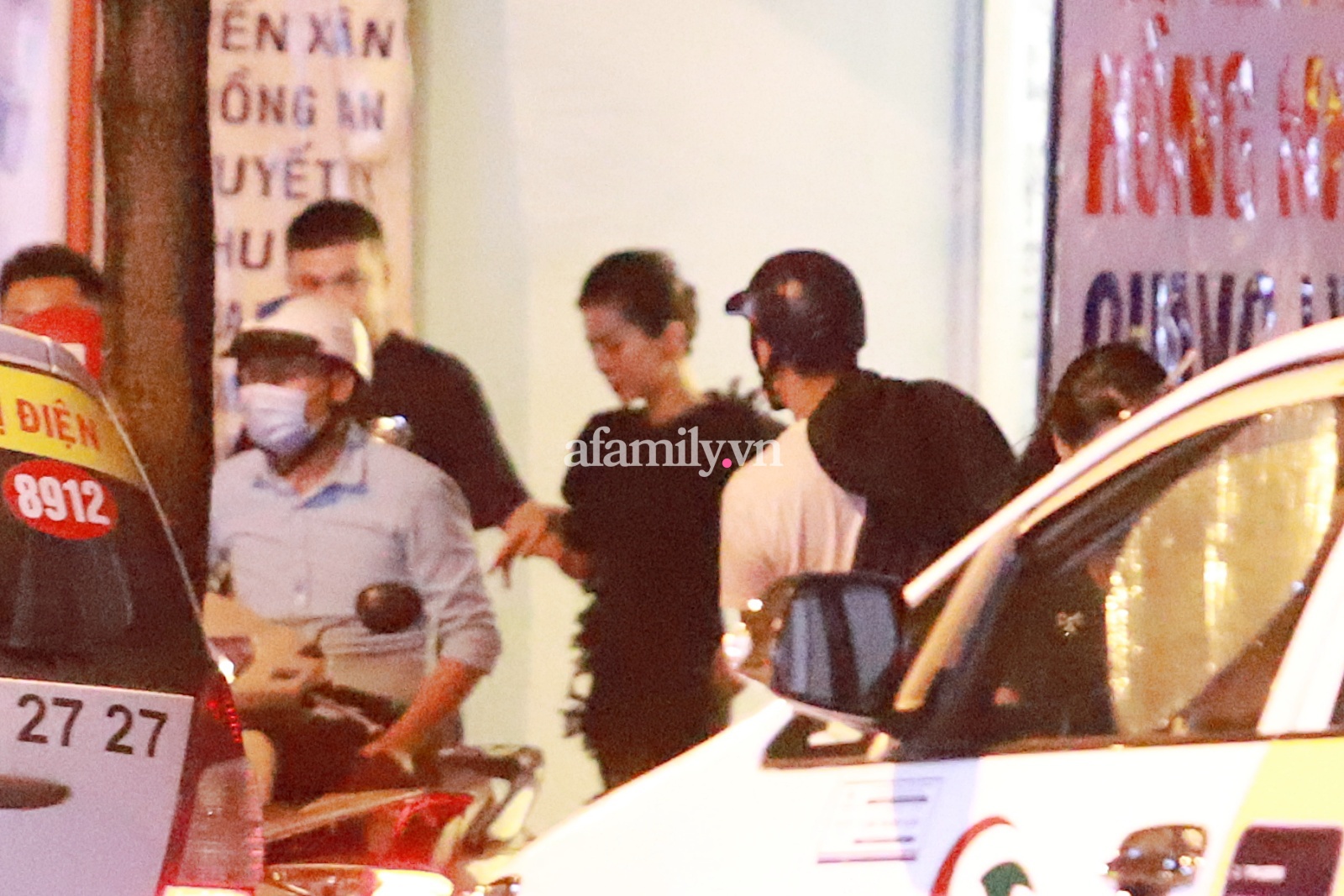 Tình trẻ tin đồn đón đưa Lệ Quyên, ngồi cạnh nhau không rời đối nghịch với hình ảnh như người dưng” của vợ chồng nữ ca sĩ khi dự chung sự kiện-2