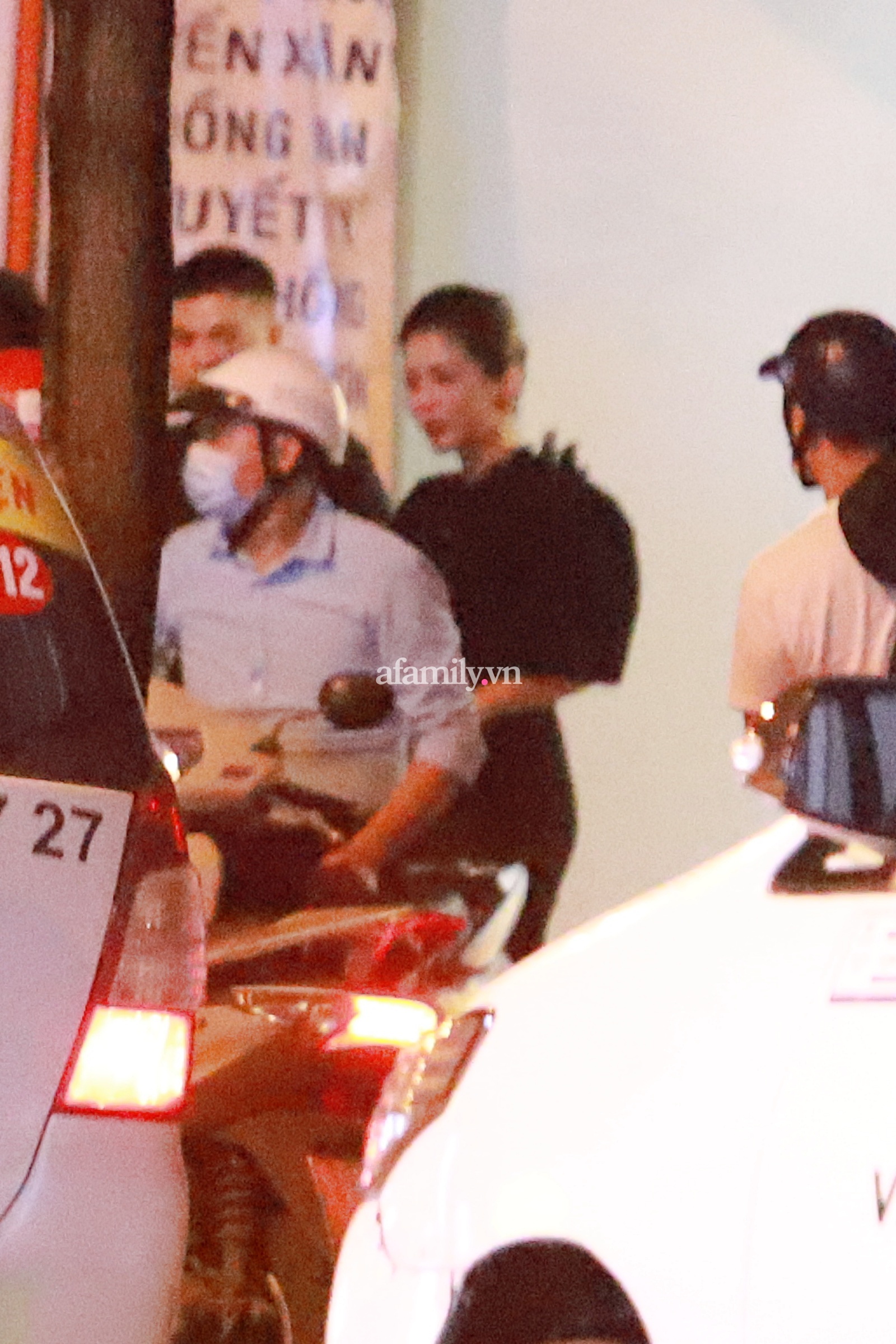 Tình trẻ tin đồn đón đưa Lệ Quyên, ngồi cạnh nhau không rời đối nghịch với hình ảnh như người dưng” của vợ chồng nữ ca sĩ khi dự chung sự kiện-3