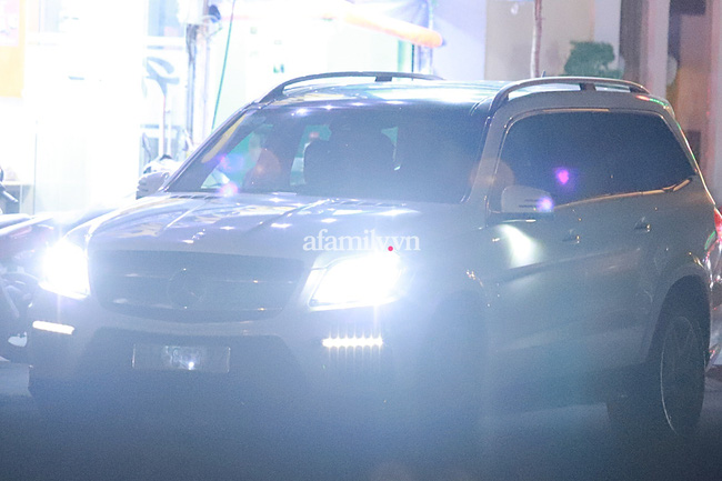 Tình trẻ tin đồn đón đưa Lệ Quyên, ngồi cạnh nhau không rời đối nghịch với hình ảnh như người dưng” của vợ chồng nữ ca sĩ khi dự chung sự kiện-13