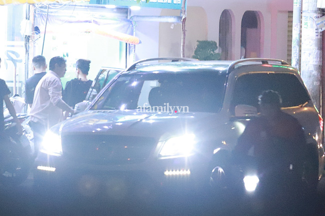 Tình trẻ tin đồn đón đưa Lệ Quyên, ngồi cạnh nhau không rời đối nghịch với hình ảnh như người dưng” của vợ chồng nữ ca sĩ khi dự chung sự kiện-4