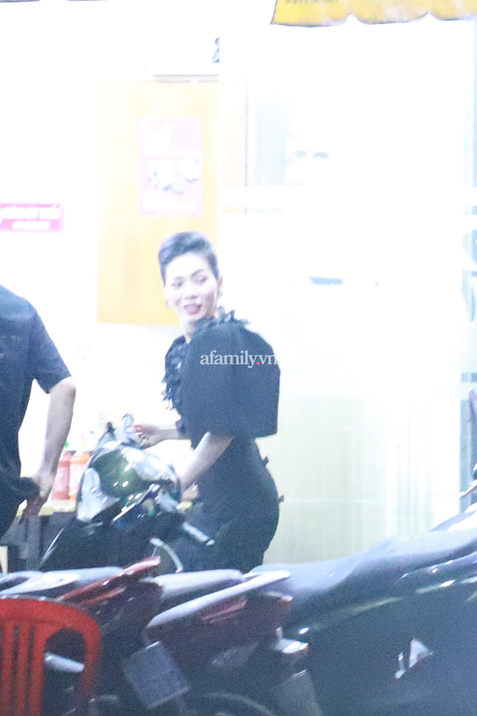 Tình trẻ tin đồn đón đưa Lệ Quyên, ngồi cạnh nhau không rời đối nghịch với hình ảnh như người dưng” của vợ chồng nữ ca sĩ khi dự chung sự kiện-6