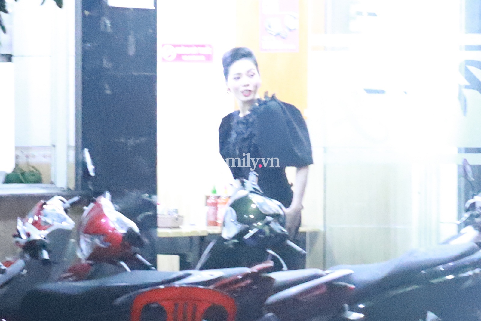 Tình trẻ tin đồn đón đưa Lệ Quyên, ngồi cạnh nhau không rời đối nghịch với hình ảnh như người dưng” của vợ chồng nữ ca sĩ khi dự chung sự kiện-5